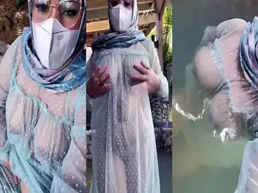 Bokep Indo Jilboobrs Bajunya Transparan di Kolam poster